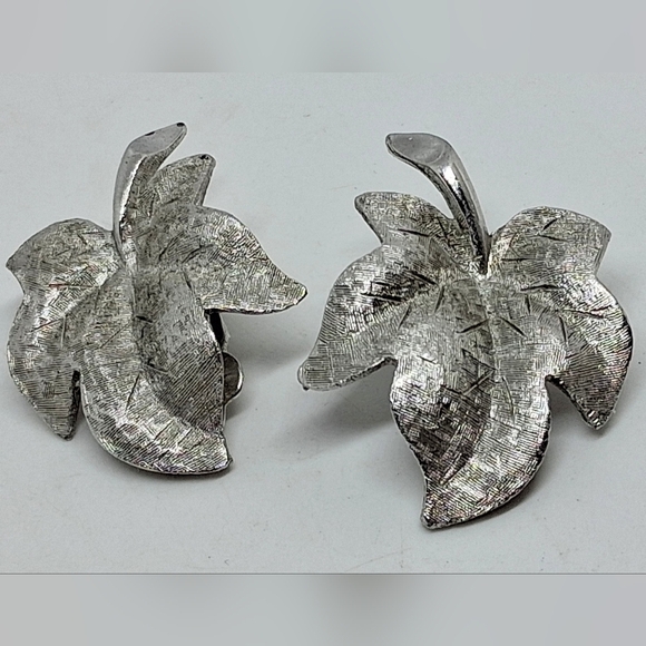 Charel Jewelry - * Vintage Signed Charel Silver Tone Leaf Clip On Earrings